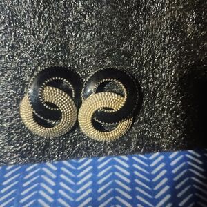 Elegant Black and Gold Interlinked Earrings